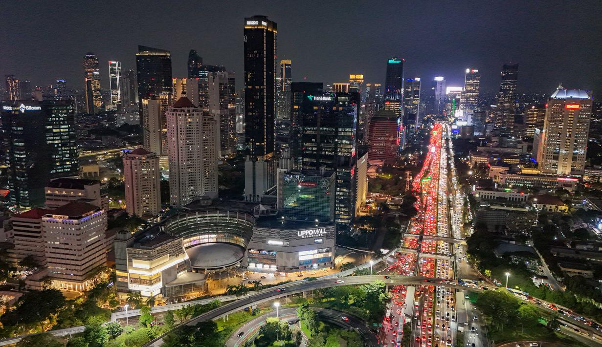 Di sisi lain, Sekretaris Komisi A DPRD DKI Jakarta, Mujiyono, mengatakan kebijakan integrasi CCTV gedung di atas empat lantai dengan sistem Pemprov DKI merupakan langkah tepat untuk memperkuat sistem keamanan kota. Tampak foto udara memperlihatkan suasana malam gedung-gedung bertingkat di kawasan Sudirman, Jakarta, Selasa (7/4/2026). (merdeka.com/Arie Basuki)