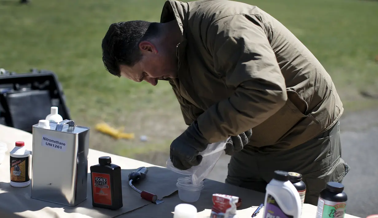 Seorang petugas FBI saat meramu bahan peledak saat pelatihan di Edison , New Jersey , April, (5/4). Berbagai bahan kimia dari industri rumah tangga digunakan dalam bahan peledak ini. (REUTERS / Mike Segar)