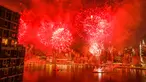 Kembang api meledak berlatar belakang cakrawala kota New York pada perayaan Hari kemerdekaan Amerika Serikat di atas Sungai Timur, Rabu (4/7). AS merayakan hari kemerdekaan yang jatuh pada 4 Juli atau dikenal Independence Day 4th July. (AP/Andres Kudacki)