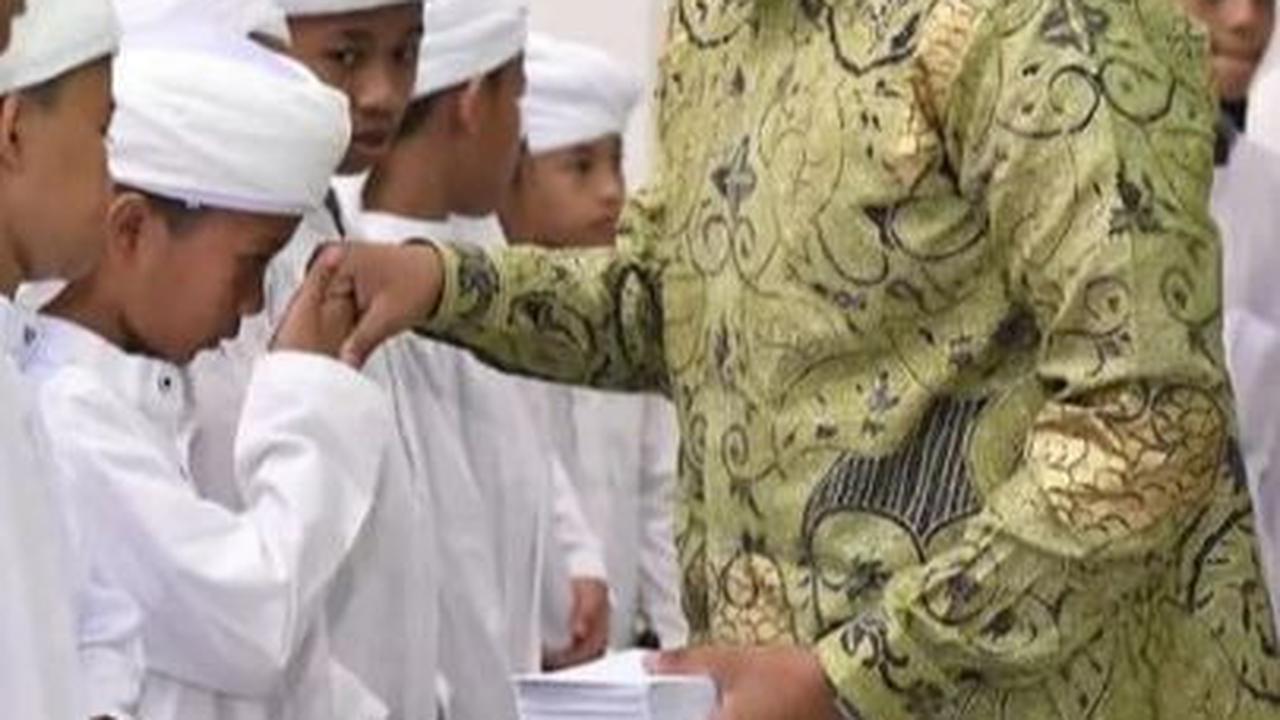 Sebagai bentuk rasa syukur, Edy dan keluarga pun menggelar acara bersama dengan puluhan anak yatim piatu. 

Dalam keterangan unggahannya, Edy menyebut sangat senang bisa berbagi kebahagiaan dengan anak-anak dari yayasan yatim tersebut.