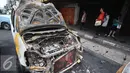 Kondisi mobil yang hangus terbakar di Pecenongan, Jakarta, Sabtu (11/2). Salah satu diantara mereka turun dan memecahkan kaca mobil Sedan Vios, lalu menyalakan sejenis bom molotov yang membakar mobil tersebut. (Liputan6.com/Immanuel Antonius)