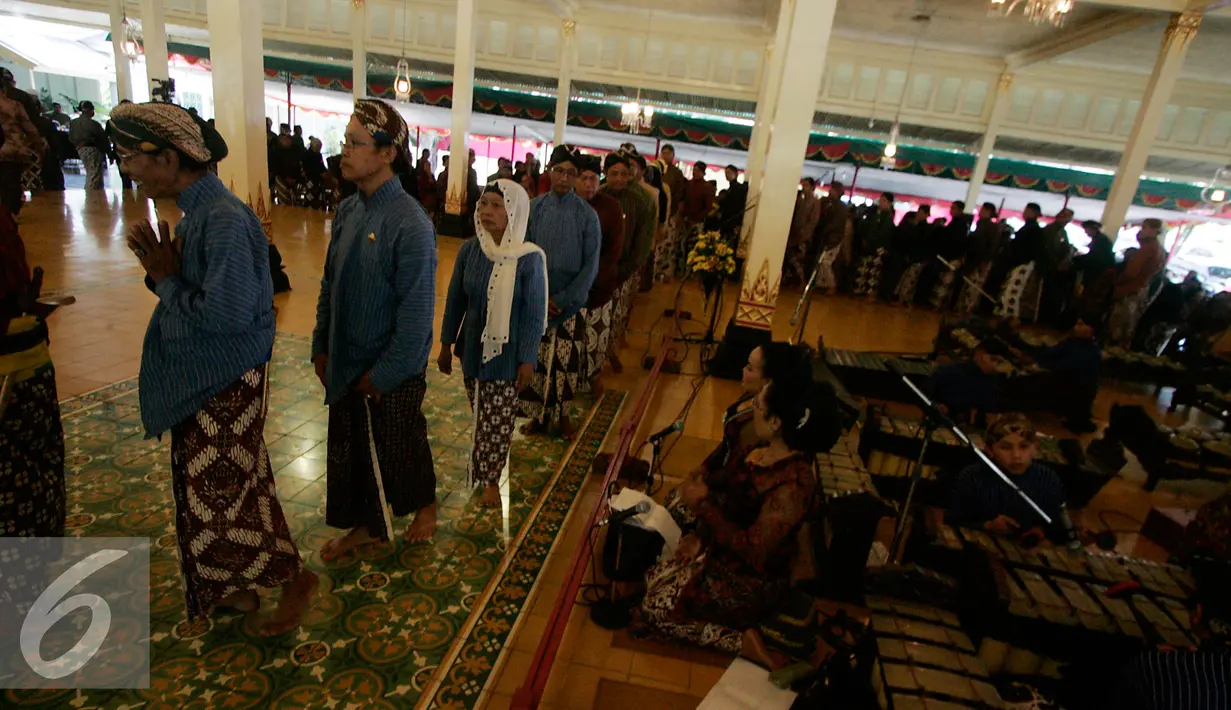 Sejumlah abdi dalem keprajan antri saat mengikuti syawalan bersama Sultan HB X di Bangsal Kepatihan Yogyakarta, Kamis (14/7). Syawalan diikuti oleh abdi dalem keparajan wilayah Provinsi DIY. (Liputan6.com/ Boy Harjanto)