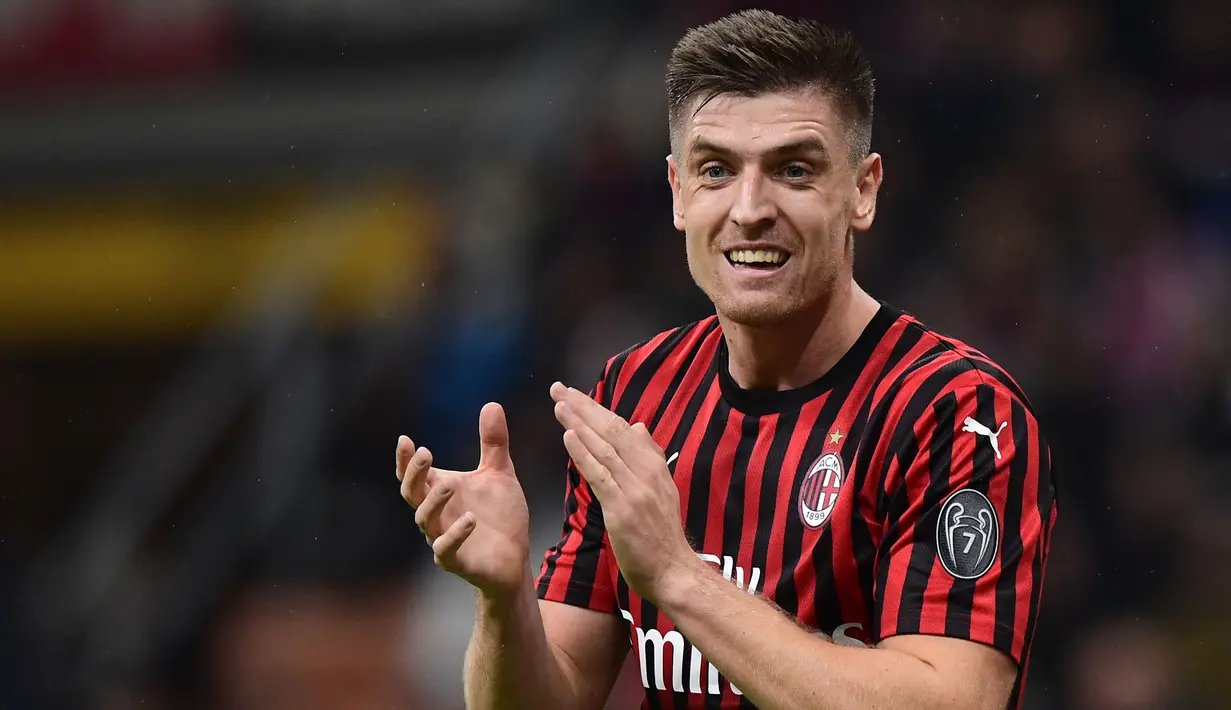 Krzysztof Piatek mampu tampil meyakinkan saat kehadirannya di AC Milan pada transfer Januari 2019. Diboyong dengan harga 35 juta euro, ia mampu mencetak 9 gol dari 18 laga di musim pertamanya. Namun, performanya semakin menurun semenjak dirinya berganti nomor punggung sembilan. (AFP/Miguel Medina)