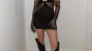 Menambah kesan sensual, Hailee mengenakan leather high boots berwarna hitam [instagram/haileesteinfeld]