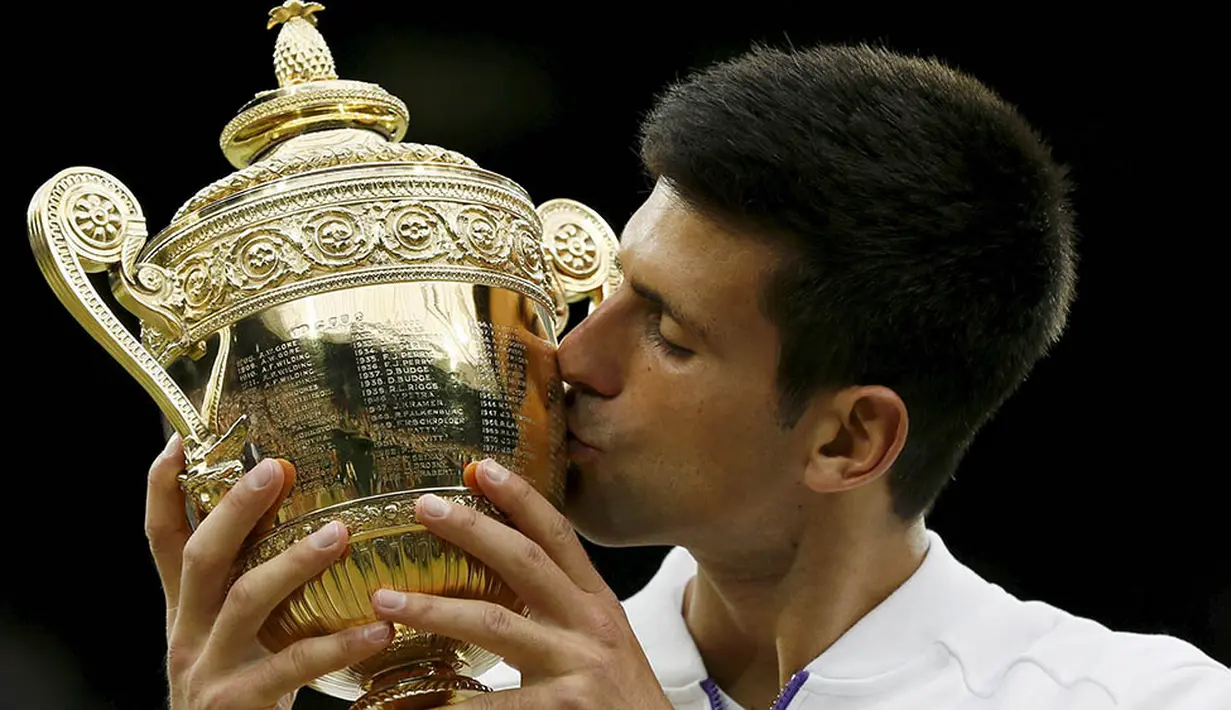 3. Petenis Serbia, Novak Djokovic, berhasil menjadi juara Wimbledon 2015. Pada partai final Novak mengalahkan musuh bebuyutannya petenis Swiss, Roger Federer. (Reuters/Stefan Wermuth)