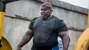 Iron Biby melakukan latihan di rumahnya di Bobo-Dioulasso, Burkina Faso pada 24 September 2018. Nama pria 26 tahun ini juga masuk di Guinness Book of Records pada September lalu sebagai salah satu manusia terkuat di dunia. (OLYMPIA DE MAISMONT / AFP)