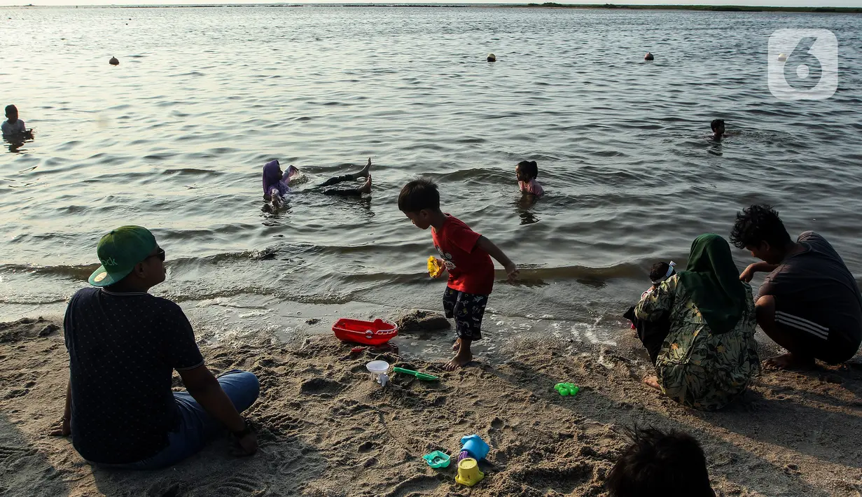 Selain bermain pasir dan main air di pantai Ancol pengunjung bisa menikmati matahari terbenam. (Liputan6.com/Johan Tallo)