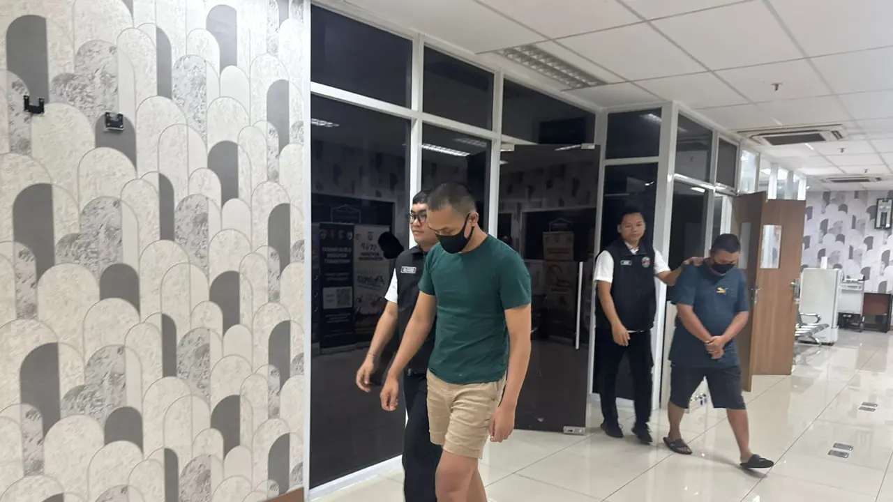 Dua pelaku pemalsuan kartu Electronic Pekerja Migran Indonesia (e-PMI) atau Kartu Tenaga Kerja Luar Negeri (KTKLN) ditangkap Satuan Reserse Kriminal (Satreskrim) Polres Bandara Soekarno-Hatta. (Liputan6.com/Pramita Tristiawati)