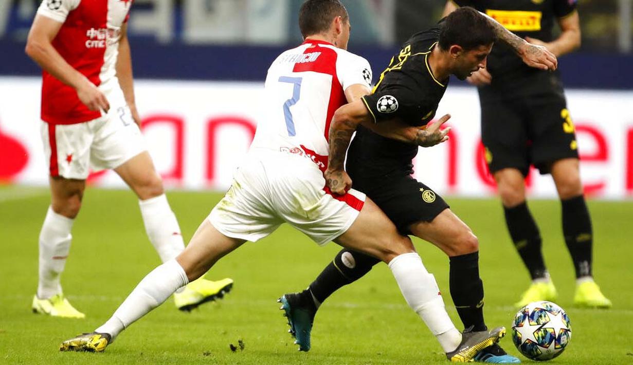 Gelandang Inter Milan, Stefano Sensi, berusaha melewati pemain Slavia Praha pada laga Liga Champions di Stadion Giuseppe Meazza, Selasa (17/9/2019). Kedua tim bermain imbang 1-1. (AP/Antonio Calanni)