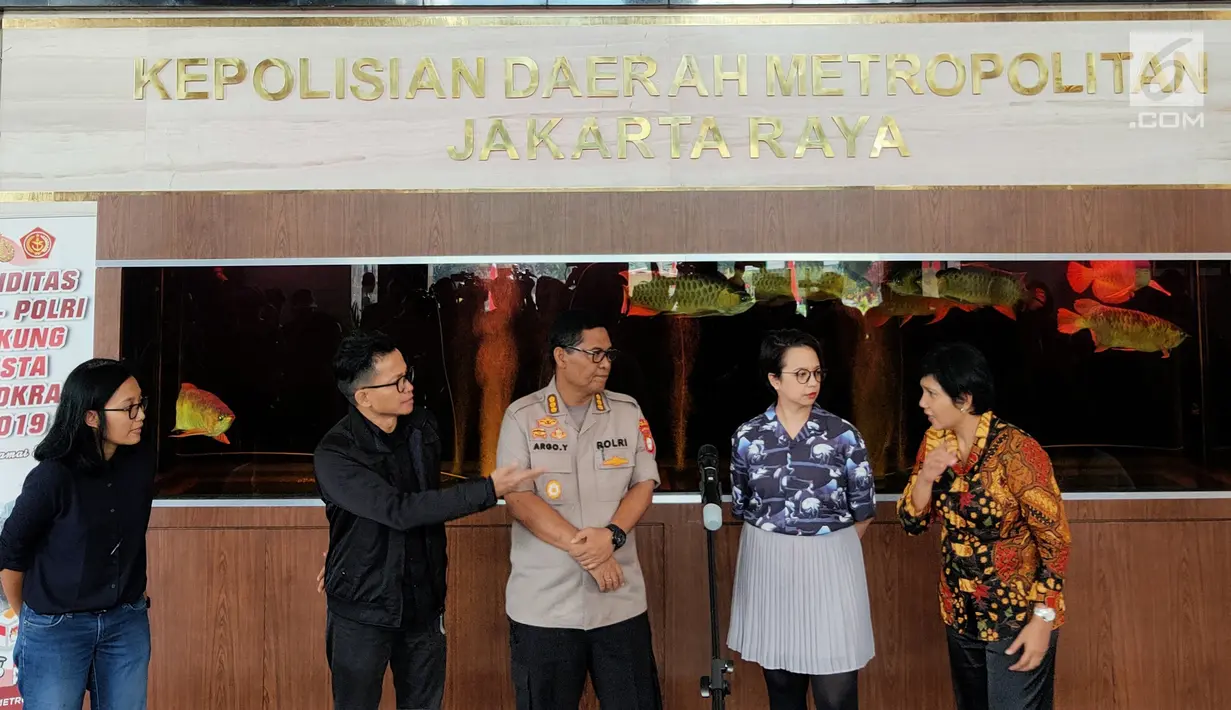 Kabid Humas Polda Metro Jaya Kombes Pol Argo Yuwono (tengah) bersama Tim Amnesty Internasional Indonesia bersiap memberikan keterangan usai menemui Kapolda Metro Jaya Irjen Gatot Eddy Pramono di Polda Metro Jaya, Jakarta, Selasa (9/7/2019). (Liputan6.com/Immanuel Antonius)