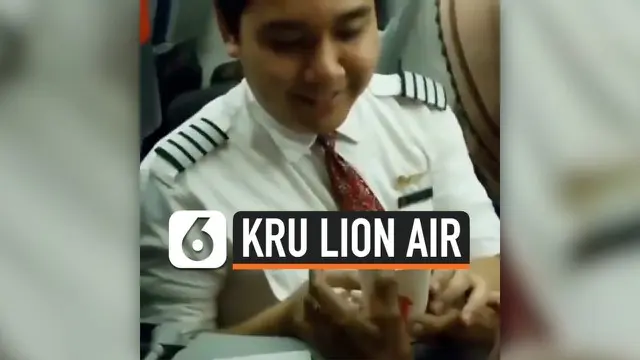 VIDEO: Viral, Pramugara Layani Lansia Penuh Kasih Sayang