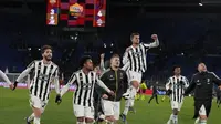 Para pemain Juventus merayakan setelah pertandingan sepak bola Serie A Italia antara Roma dan Juventus di stadion Olimpiade di Roma, Italia, Minggu, 9 Januari 2022. Juventus menang 4-3. (AP Photo/Alessandra Tarantino)