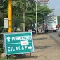 Rambu petunjuk jalur alternatif Jalan Lintas Selatan Cilacap menuju Yogyakarta. (Liputan6.com/Muhamad Ridlo)