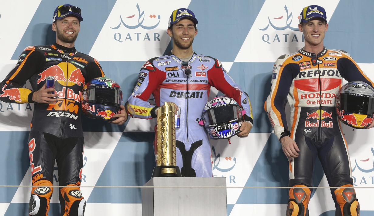 Pol Espargaro (kanan) yang start dari posisi ke-6 akhirnya menempati peringkat ketiga di akhir balapan di belakang pembalap Afrika Selatan yang memperkuat tim Red Bull KTM, Brad Binder (kiri). (AP/Hussein Sayed)