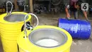 Perajin memproduksi wastafel portabel berbahan baku drum di workshop Galuh Creatives, Tangerang Selatan, Sabtu (30/5/2020). Wacana pemerintah menerapkan tatanan normal baru berimbas pada meningkatnya pesanan wastafel portabel yang dijual seharga Rp1,2 juta per unit. (merdeka.com/Arie Basuki)
