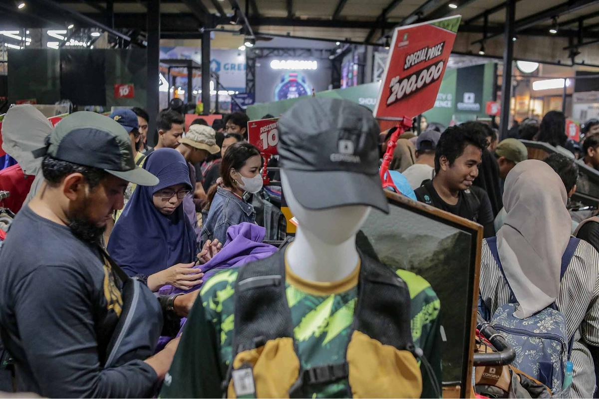 FOTO: Akhir Pekan, Pengunjung Berburu Perlengkapan Outdoor di Indofest 2025