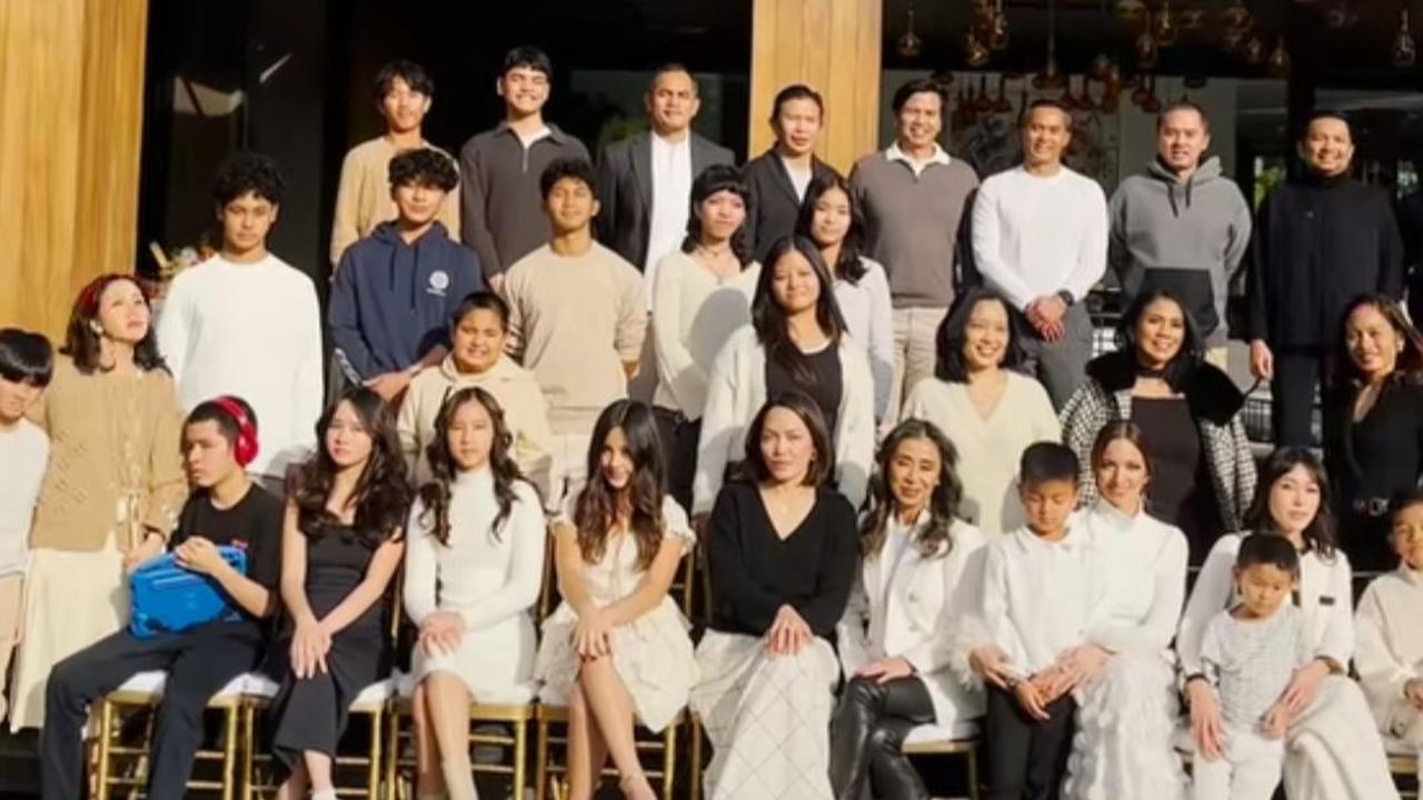 Ada juga yang menyebut jika potret keluarga Bakrie memiliki vibes drama Korea.<br>