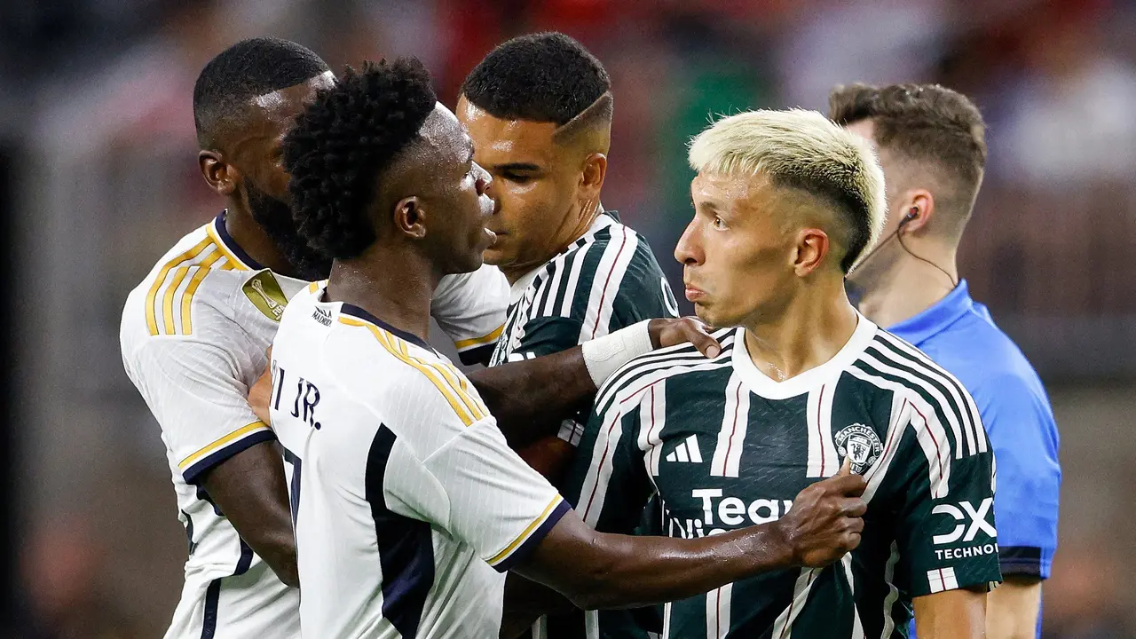 Foto: Momen Lisandro Martinez Kasih Keras Jude Bellingham saat MU Bertemu Real Madrid di Tur Pramusim