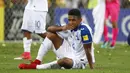 Striker Honduras, Antony Lozano, tampak lesu usai takluk dari Australia pada laga leg kedua babak play-off Piala Dunia 2018 di Stadion ANZ, Sydney, Rabu (15/11/2017). Australia menang 3-1 atas Honduras. (AP/Daniel Munoz)