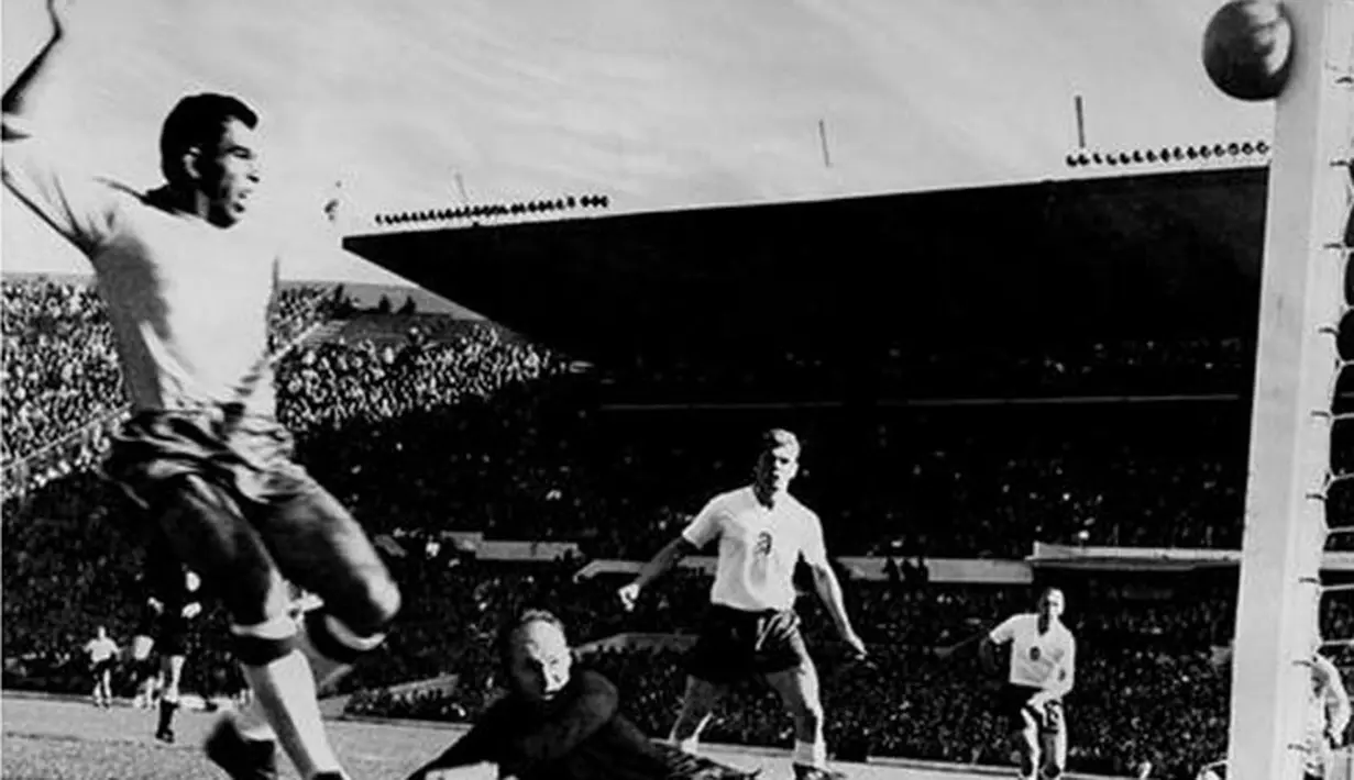 Bola membentur tiang gawang yang dikawal Kiper Ceko Vilem Schroif di pertandingan final Piala Dunia FIFA 1962 di Chili (fifa.com)