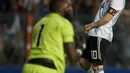 Penyerang Argentina Lionel Messi melakukan selebrasi usai membobol gawang Haiti saat pertandingan persahabatan di stadion Bombonera di Buenos (29/5). Argentina menang telak 4-0 atas Haiti. (AP / Natacha Pisarenko)