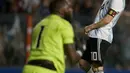Penyerang Argentina Lionel Messi melakukan selebrasi usai membobol gawang Haiti saat pertandingan persahabatan di stadion Bombonera di Buenos (29/5). Argentina menang telak 4-0 atas Haiti. (AP / Natacha Pisarenko)