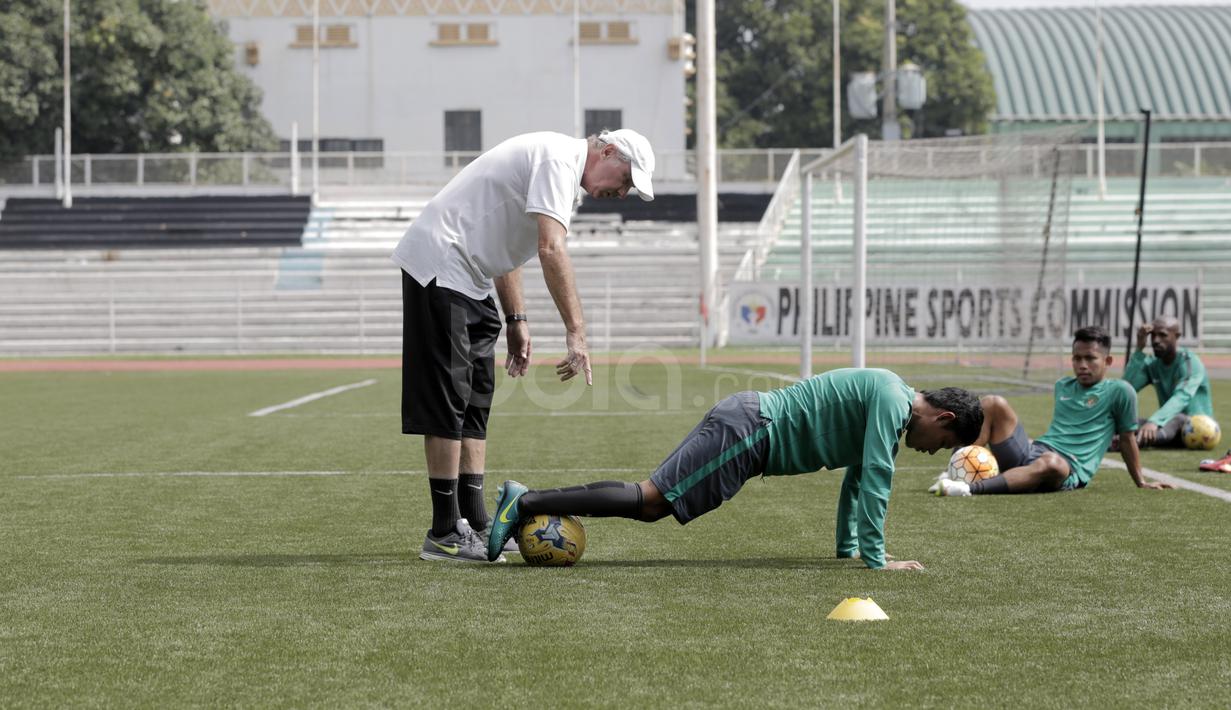 Evan Dimas mempraktekan instruksi pelatih Alfred Riedl pada sesi latihan Timnas Indonesia di Stadion Rizal Memorial, Manila, (23/11/2016).  (Bola.com/Nicklas Hanoatubun)