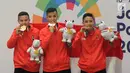 Nunu Nugraha, Asep Yuldan Sani, dan Anggi Faisal Mubarok menunjukkan medali emas pencak silat beregu putra Asian Games 2018 di TMII, Jakarta, Senin (27/8). Pencak silat beregu putra menyumbang emas ke-15 untuk Indonesia. (Merdeka.com/Arie Basuki)