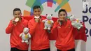 Nunu Nugraha, Asep Yuldan Sani, dan Anggi Faisal Mubarok menunjukkan medali emas pencak silat beregu putra Asian Games 2018 di TMII, Jakarta, Senin (27/8). Pencak silat beregu putra menyumbang emas ke-15 untuk Indonesia. (Merdeka.com/Arie Basuki)
