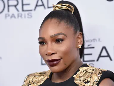 Petenis asal AS, Serena Williams menghadiri Glamour Women of The Year Awards 2017 di Brooklyn, New York, Senin (13/11). Petenis 36 tahun itu muncul di atas karpet merah untuk pertama kalinya setelah dua bulan melahirkan. (Bryan Bedder/Getty Images/AFP)