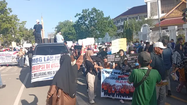 Suasana pawai dan jalan santai yang diikuti ribuan pelajar di Batam sebagai bentuk dukungan terhadap Program MBG. (Liputan6.com/Ajang)