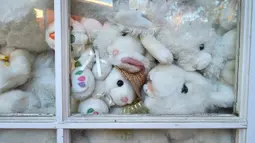 Berbagai boneka kelinci terlihat dari jendela The Bunny Museum di Pasadena, California, 8 Desember 2016. Museum kelinci ini didirikan oleh pasangan suami istri Candace Frazee dan Steve Lubanski pada tahun 1998. (Frederic J. BROWN/AFP)