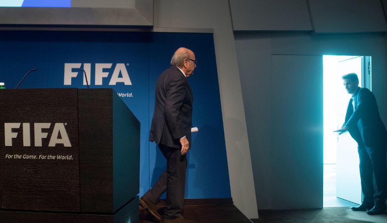 Joseph Blatter meninggalkan ruang jumpa pers. (AFP/Valeriano Di Domenico)
