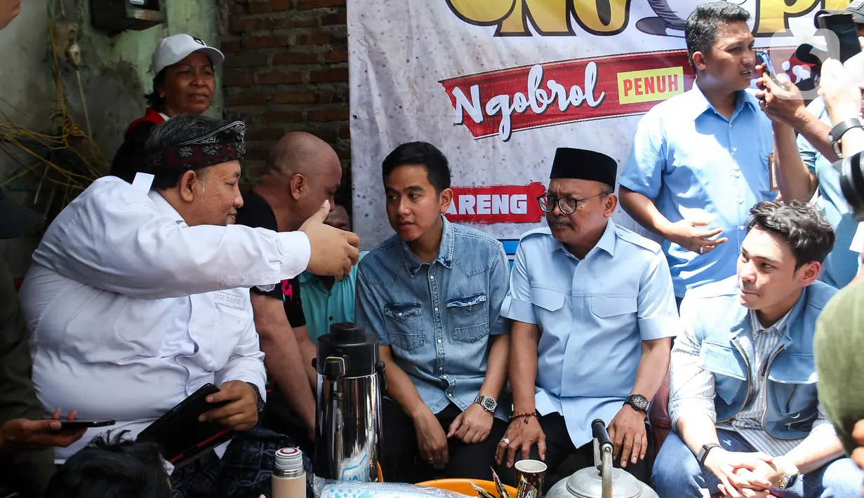 Kedatangan Gibran untuk berdialog dengan para warga. Dia juga mengecek tempat pemeriksaan kesehatan gratis untuk warga. (Liputan6.com/Herman Zakharia)