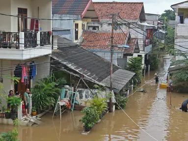 Suasana banjir yang merendam kawasan Cipinang Melayu, Jakarta Timur, Jumat (19/2/2021). Banjir di kawasan tersebut akibat curah hujan yang tinggi dan meluapnya air dari Kali Sunter. (Liputan6.com/Herman Zakharia)