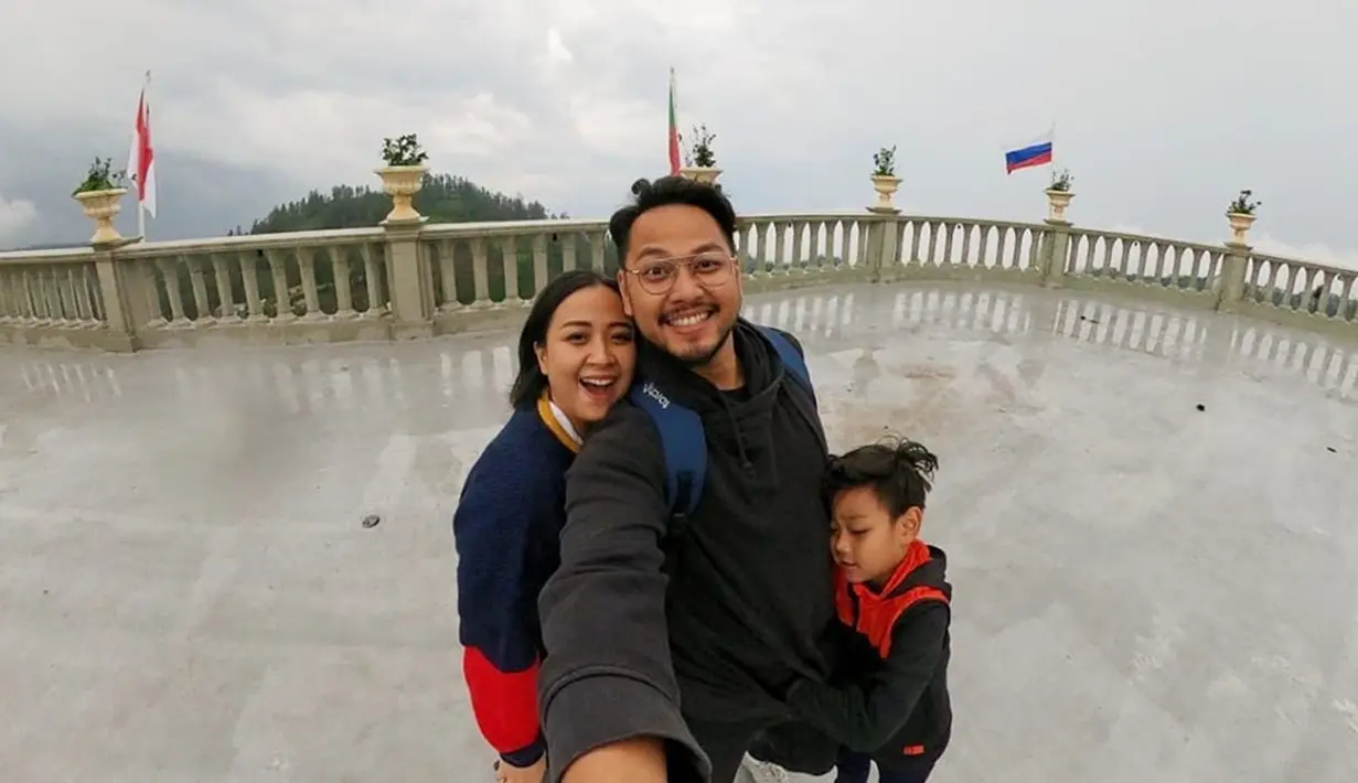 Penyanyi yang hits melalui tembang 'Jadikan Aku Yang Kedua' ini nampak sangat menikmati momen liburan bersama keluarga kecilnya. Ia pun sering mengunggah momen kebersamaan tersebut di akun Instagramnya. (Liputan6.com/IG/astridbasjar)