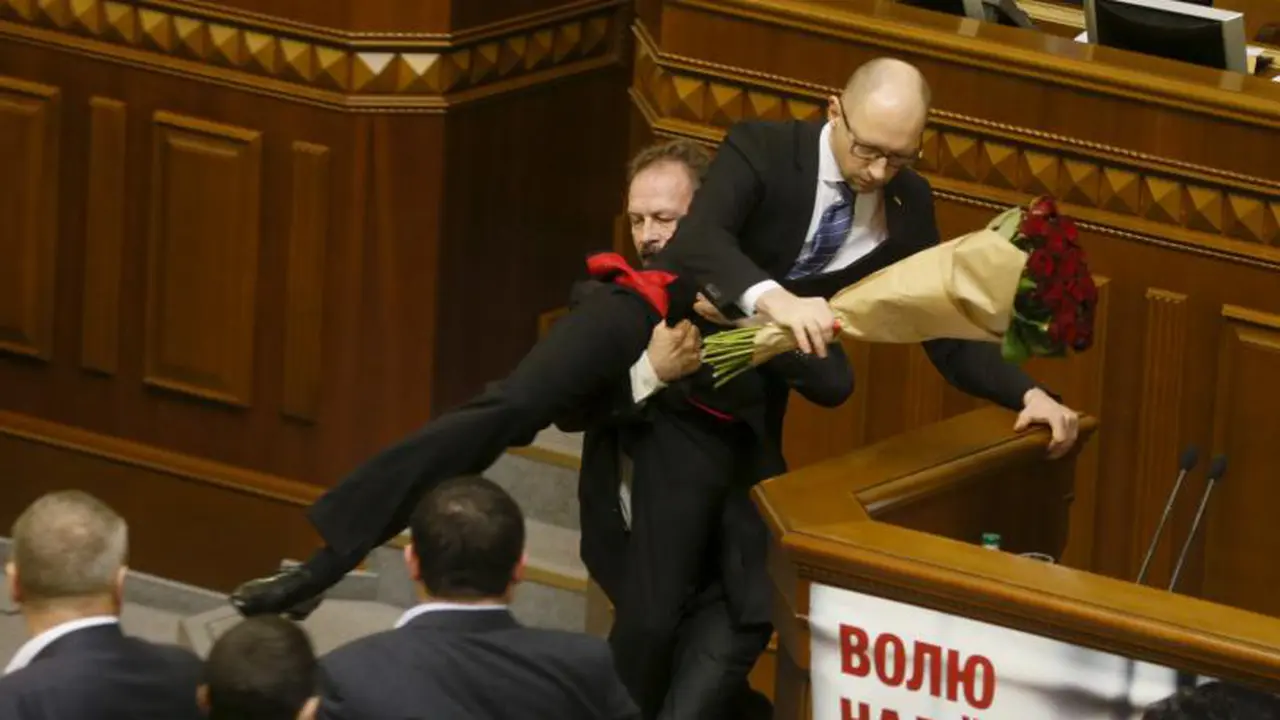 Perdana Menteri Ukraina, Arseny Yatseniuk ditarik paksa dari podium