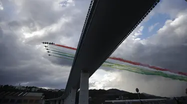 Tim aerobatik Angkatan Udara Italia, Frecce Tricolori (Panah Tiga Warna), terbang di atas Jembatan Saint George Genoa baru di Genoa, Italia, Senin (3/8/2020). Jembatan tersebut dibangun untuk menggantikan viaduk yang ambruk dua tahun lalu dan menewaskan 43 orang. (Xinhua/Stringer)