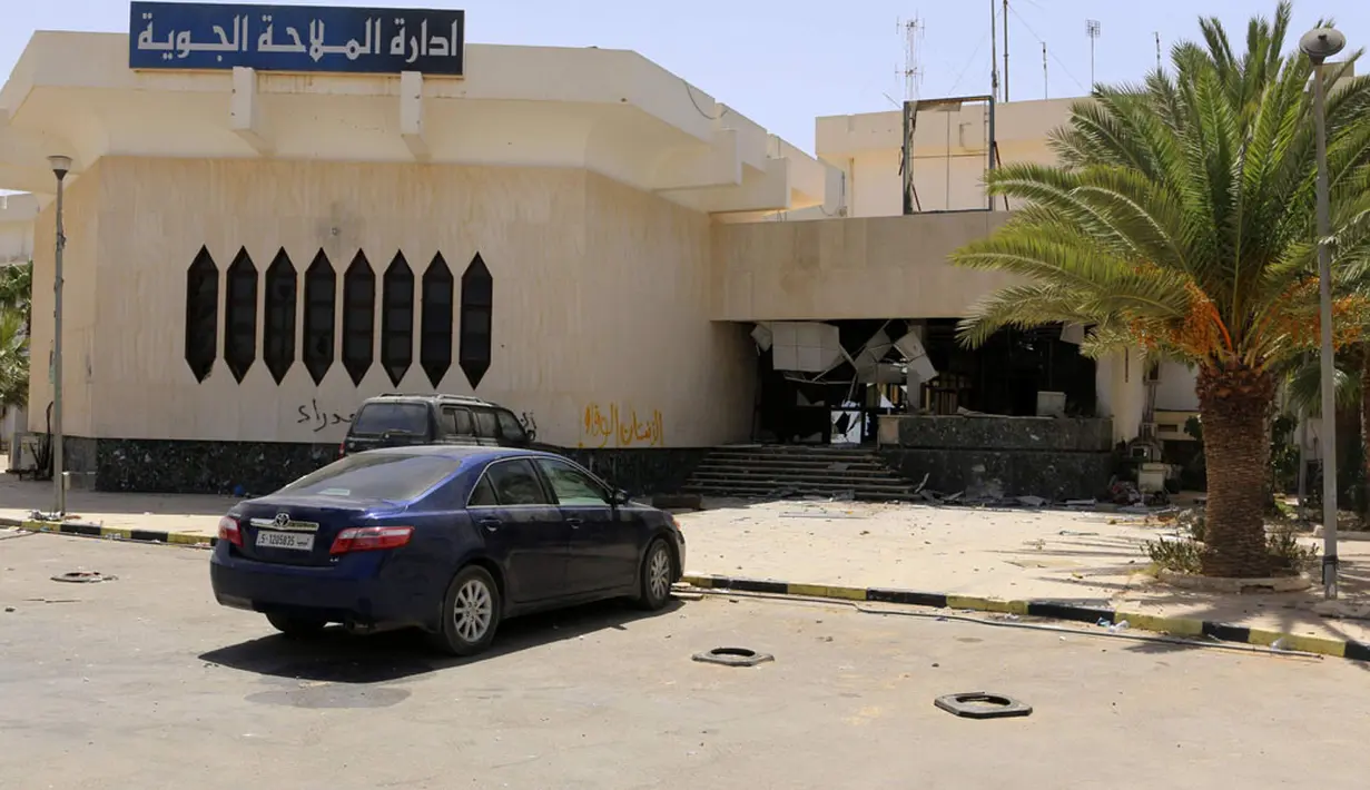 Gedung Biro Navigasi Udara Bandara Internasional Tripoli, Libya, rusak parah akibat pertempuran yang terjadi sejak Minggu (20/7), (21/7/2014). (REUTERS/Hani Amara)