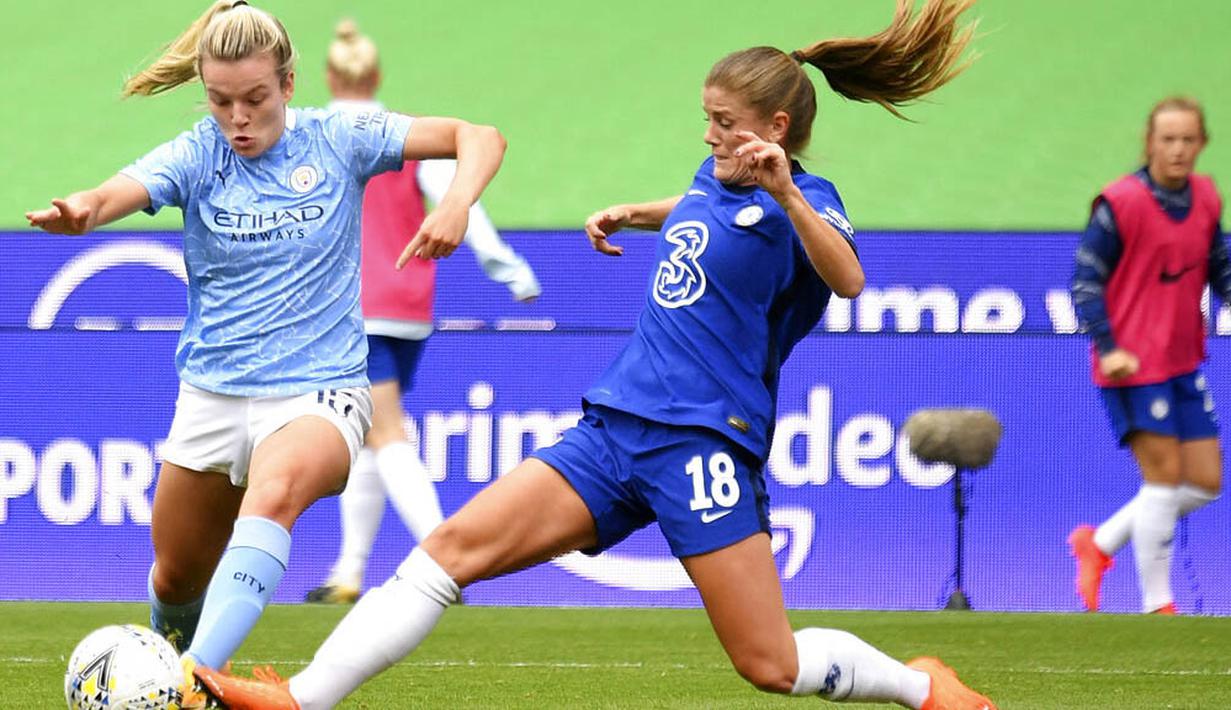Pemain Chelsea, Maren Mjelde, berebut bola dengan pemain Manchester City,  Lauren Hemp, pada laga FA Women's Community Shield di Stadion Wembley, Sabtu (29/8/2020). Chelsea menang 2-0 atas Manchester City. (Justin Tallis/Pool via AP)