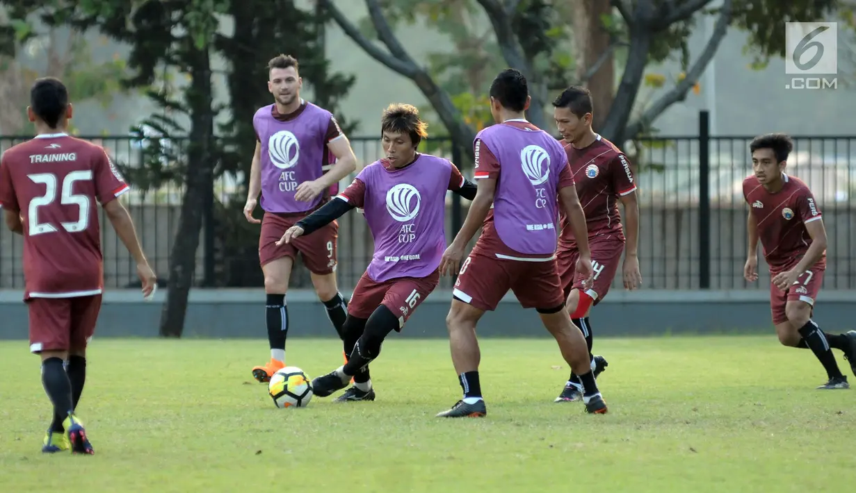 Pemain Persija, Asri Akbar(tengah) saat latihan resmi jelang laga kedua Semifinal Zona Asia Tenggara Piala AFC 2018 di Lapangan A Kompleks GBK, Jakarta, Senin (14/5). Persija akan menjamu Home United, Selasa (15/5). (Liputan6.com/Helmi Fithriansyah)
