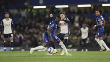 Gelandang Chelsea, Moises Caicedo, berebut bola dengan pemain Tottenham Hotspur, James Maddison, dalam laga pekan ke-30 Premier League 2024/2025 di Stamford Bridge, Jumat (4/4/2025) dini hari WIB. (AP Photo/Ian Walton)