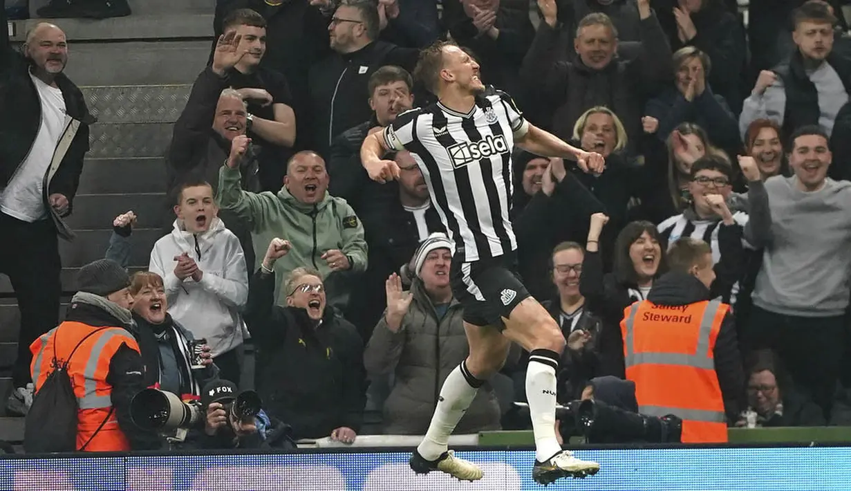 Pemain Newcastle United, Dan Burn, merayakan gol ke gawang Everton pada laga pekan ke-31 Liga Inggris di St. James' Park, Rabu (3/4/2024). (Owen Humphreys/PA via AP)
