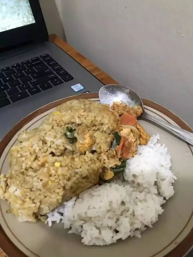 10 Potret Nyeleneh Orang Bikin Nasi Goreng, Ada Kuahnya