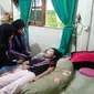 Siti Raisa Miranda alias Echa, remaja putri asal Banjarmasin, Kalimantan Selatan, yang kembali terlelap pulas, saat dikunjungi dua teman sekelasnya. membuat. (Foto:   Istimewa/Facebook/akun Moel Ya Lo Ve)