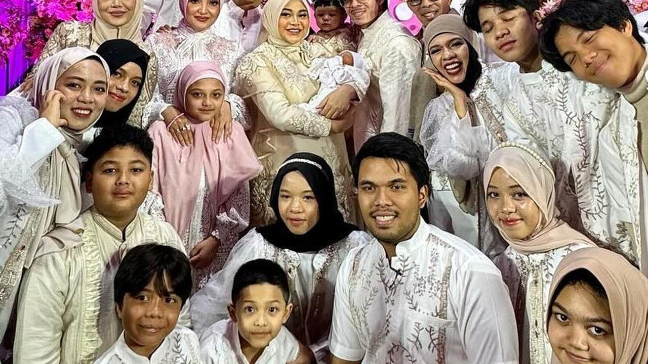 Deretan Foto Sarah Menzel saat Hadir di Acara Akikah Baby Azura Anak Atta & Aurel Hermansyah, Kenakan Kerudung Penampilannya Bikin Pangling