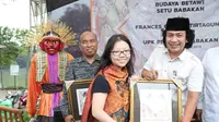 Penulis Frances Caitlin Tirtaguna dalam serah terima website Perkampungan Budaya Betawi di UPK Perkampungan Budaya Betawi Setu Babakan, Jakarta Selatan pada 15 Mei 2019. (Dok Istimewa)