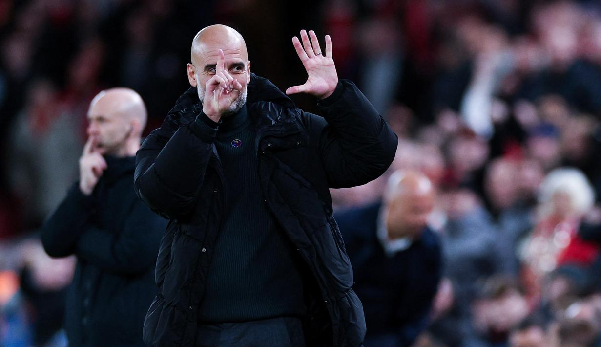 Aksi dari pelatih berusia 53 tahun itu adalah bentuk balasan kepada fans Liverpool. Pep seperti memberi tahu bahwa ia berhasil memenangkan enam gelar Liga Inggris bersama Man City. (AFP/Adrian Dennis)