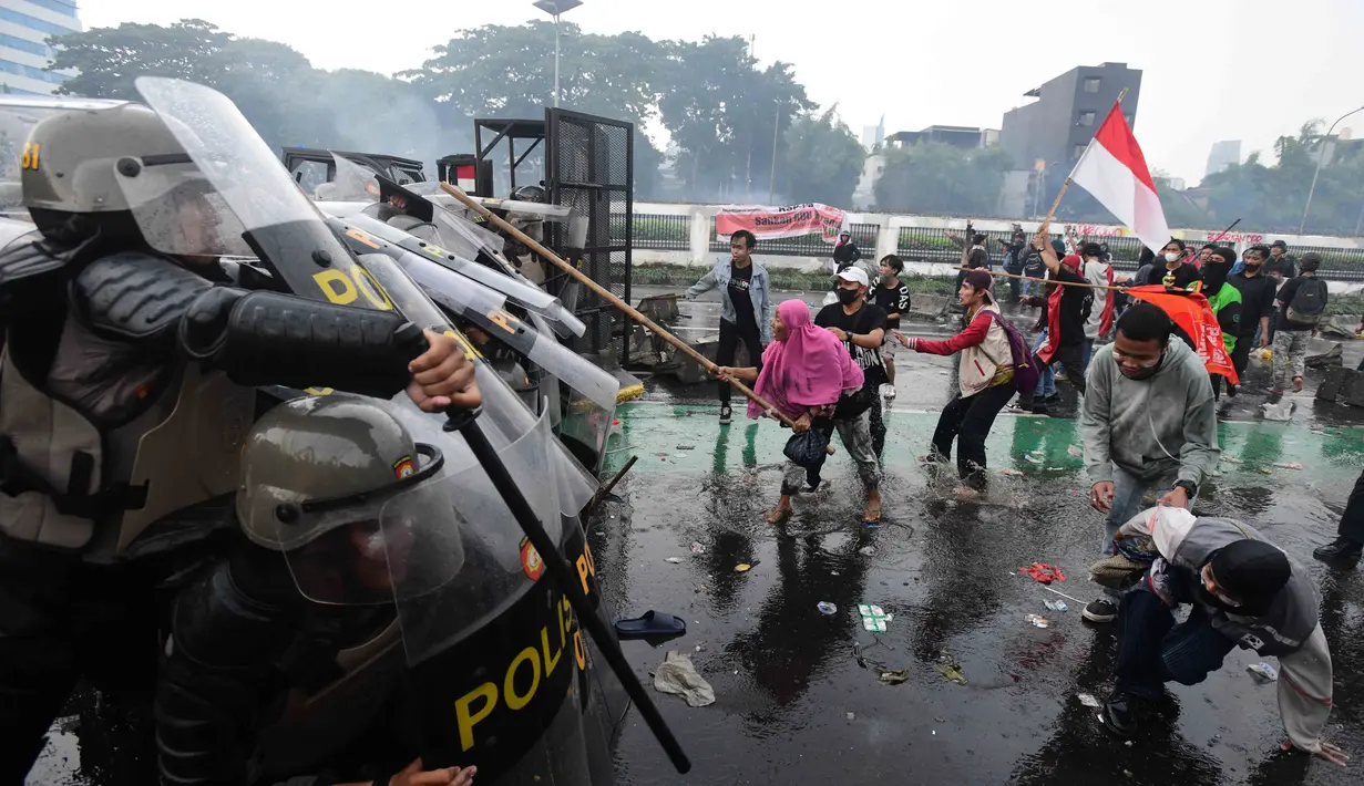 Untuk mengurai massa, aparat keamanan menembakkan gas air mata yang membuat para mahasiswa banyak yang bergerak meninggalkan area depan gedung MPR, DPR dan DPD, Jakarta, Kamis (28/8/2025) sore. (merdeka.com/Arie Basuki)