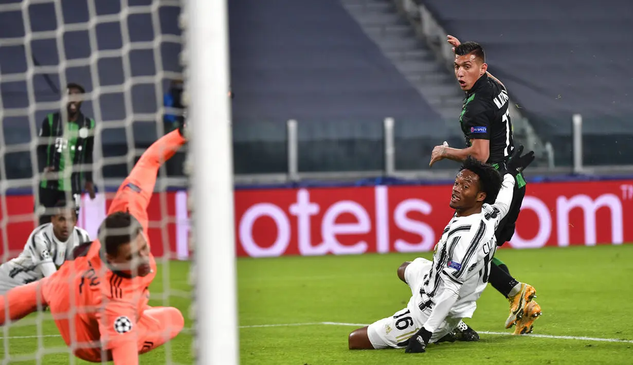 Pemain Ferencvaros Myrto Uzuni (kanan) mencetak gol ke gawang Juventus pada pertandingan Grup G Liga Champions di Allianz Stadium, Turin, Italia, Selasa (24/11/2020). Juventus melaju ke 16 besar Liga Champions usai menekuk Ferencvaros 2-1. (Marco Alpozzi/LaPresse via AP)